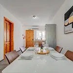 Modern Penthouse Near Seafront Lägenhet