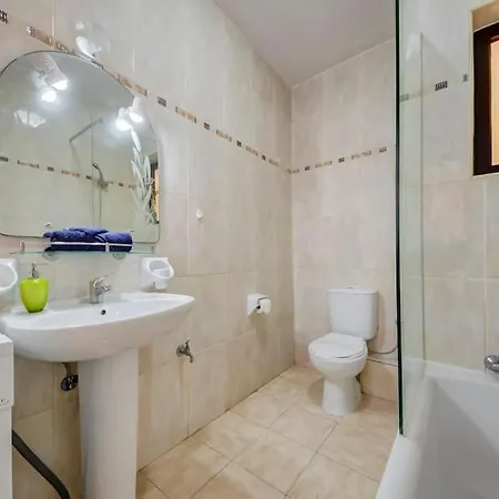 Modern Penthouse Near Seafront 公寓 *