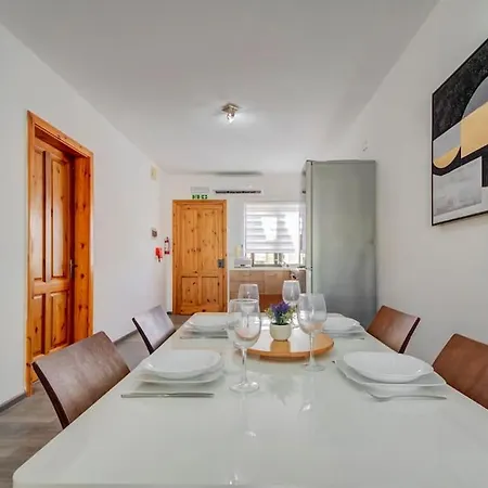 Modern Penthouse Near Seafront شقة