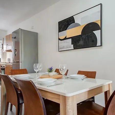 Modern Penthouse Near Seafront شقة *