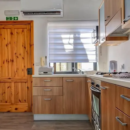 Modern Penthouse Near Seafront شقة *