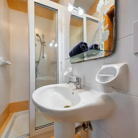 Modern Penthouse Near Seafront Apartman