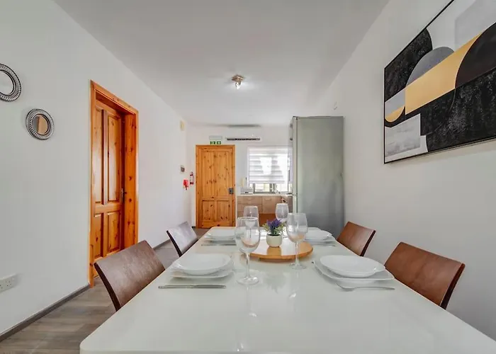 Modern Penthouse Near Seafront Appartement